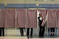 Una votante de New Hampshire sale de una cabina electoral después de rellenar su papeleta para las elecciones de mitad de mandato en el interior del Centro Juvenil Obispo Leo E. Oneil en Manchester, New Hampshire, el 4 de noviembre de 2014.