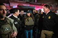 La secretaria de Seguridad Nacional, Kristi Noem, durante un operativo de deportación