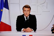 Esta fotografía tomada el 5 de marzo de 2025 muestra una pantalla de televisión que emite al presidente de Francia, Emmanuel Macron, dirigiéndose a una entrevista en directo en la televisión francesa en el Palacio Presidencial del Elíseo en París. Emmanuel Macron anunció el 5 de marzo de 2025 que Francia reunirá la próxima semana en París a los jefes de Estado Mayor de los países dispuestos a garantizar una futura paz en Ucrania. (Foto de Ludovic MARIN / AFP)