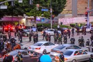 Las protestas contra ICE continúan el 10 de junio de 2025 en el centro de Los Ángeles, alrededor de los edificios federales donde ICE lleva a los presuntos inmigrantes ilegales para ser detenidos.