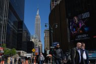 Gente paseando por Madison Square Garden, cerca del Empire State Building, el 28 de abril de 2022 en Nueva York. (Foto de Angela Weiss / AFP)