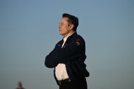 Elon Musk baja del Air Force One