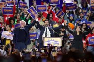 El candidato a la alcaldía de Nueva York, Zohran Mamdani (C), se da la mano con el senador estadounidense Bernie Sanders (I-VT) (I) y la representante estadounidense Alexandria Ocasio-Cortez (D-NY) al final de un mitin electoral en el estadio Forest Hills, en el barrio de Queens de Nueva York, el 26 de octubre de 2025. Los neoyorquinos votarán para elegir alcalde el 4 de noviembre de 2025. Mamdani, el candidato demócrata, es actualmente el favorito, por delante del exgobernador de Nueva York y candidato independiente Andrew Cuomo y del candidato republicano Curtis Sliwa.