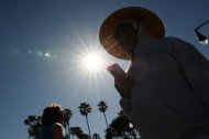 Un hombre pasea bajo el sol en Redondo Beach, California