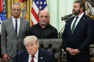 Joe Rogan, junto al presidente Donald Trump y al secretario de Salud, Robert F. Kennedy Jr.