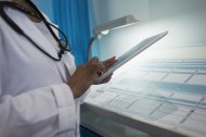 Una doctora utiliza un dispositivo digital en el hospital (Imagen de archivo)