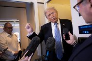 Donald Trump en el Air Force One/ Brendan Smialowski