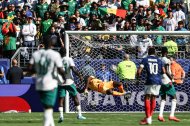 El portero de Senegal, el número 16, Edouard Mendy, encaja el tercer gol de Francia, marcado por el delantero número 10, Kylian Mbappé, durante el partido de fútbol del Grupo I del Mundial de 2026 entre Francia y Senegal, disputado en el Estadio de Nueva York/Nueva Jersey, en East Rutherford, el 16 de junio de 2026.