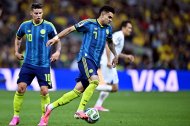 El delantero colombiano n.º 07, Luis Díaz, corre con el balón durante el partido de fútbol del Grupo K del Mundial de 2026 entre Uzbekistán y Colombia, disputado en el Estadio de la Ciudad de México, en la Ciudad de México, el 17 de junio de 2026.