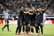 Luis Romo celebra su gol con el resto de la selección mexicana.