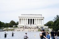 Trabajadores remueven las algas de la piscina reflectante del Memorial a Lincoln, este viernes 19 de junio.
