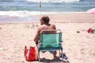 Una persona tomando el sol en la playa (Archivo)