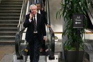 El senador estadounidense Lindsey Graham (republicano por Carolina del Sur) habla por teléfono en el Capitolio en Washington, D.C., el 4 de marzo de 2026.