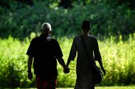Una pareja de adultos mayores camina por un parque público (Archivo)