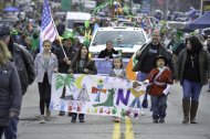 Imagen de hispanos con un cartel de 'latinx'