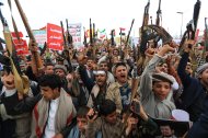 Partidarios yemeníes armados del movimiento hutí, respaldado por Irán, esgrimen sus armas durante una protesta contra lo que, según el grupo, son restricciones impuestas por la coalición liderada por Arabia Saudí en las zonas de Yemen controladas por los hutíes, en Saná, el 17 de julio de 2026. Los hutíes de Yemen advirtieron el 16 de julio que atacarán las instalaciones petroleras y otras infraestructuras de Arabia Saudí si se recrudece el conflicto entre ambas partes, días después de que fuera bombardeado el aeropuerto de Saná, la capital controlada por los rebeldes.