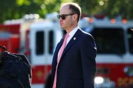 El secretario de personal de la Casa Blanca, Will Scharf, camina para abordar el Marine One