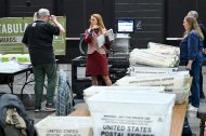Los funcionarios electorales de Milwaukee procesan y cuentan las papeletas de voto en Milwaukee, Wisconsin