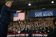 Donald Trump señala a la multitud al retirarse tras pronunciar un discurso en el Centro de Entrenamiento e Inteligencia de la Academia de Policía del Condado de Nassau