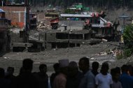 Residentes de una comunidad nepalí buscan a sus familias tras la inundación
