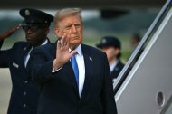 El presidente Donald Trump saluda tras bajar del Air Force One en la Base Conjunta Andrews, Maryland, el 28 de agosto de 2026.