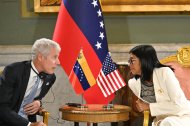 El secretario de Energía Chris Wright y la presidenta del régimen interino Delcy Rodríguez, esta semana en el Palacio de Miraflores, en Caracas.
