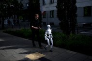 Un robot humanoide alejándose tras una manifestación que pedía la regulación del desarrollo de la inteligencia artificial en Varsovia el 7 de septiembre de 2026.