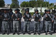 Oficiales de la Guardia Nacional Mexicana permanecen en formación