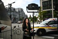 La corresponsal de MS Now, Laura Barrón-López, trabaja en una esquina cercana a la Casa Blanca