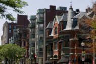 Edificios históricos de ladrillo bordean una calle en el barrio de Back Bay en Boston