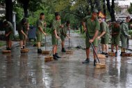Reclutas cubanos barren una calle de La Habana en 2008 tras el paso del devastador huracán Ike