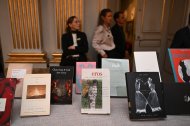 Ejemplares de libros de la autora canadiense Anne Carson se exhiben en la Academia Sueca en Estocolmo, Suecia