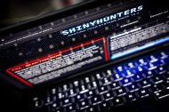 El logotipo del FBI y el sitio web Shinyhunters en la dark web, donde el grupo de hackers afirma haber hackeado al FBI (Ilustración)