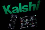 Esta fotografía muestra unas pantallas instaladas que exhiben el logotipo y la página de inicio de Kalshi