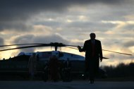 El presidente estadounidense Donald Trump camina para abordar el Air Force One