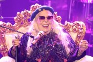 La cantautora canadiense Joni Mitchell actúa durante la gala previa a los premios Grammy