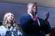 El presidente Donald Trump, junto a su nieta Kai Trump