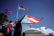 Imagen de archivo y de referencia que muestran manifestantes con la bandera de Puerto Rico