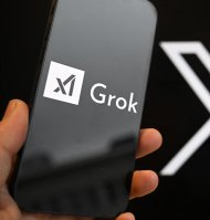 (Archivo) Una imagen con el logo de la IA Grok y de la red social X