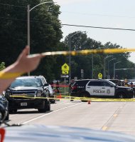 La policía trabaja en la escena del crimen en la que un hombre recibió un disparo mortal por parte de agentes de policía visitantes en el barrio de King Park el 16 de julio de 2024 en Milwaukee, Wisconsin, a 1,6 km del Fiserv Forum, donde se celebra la Convención Nacional Republicana.