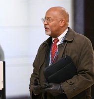 El representante Glenn Ivey, demócrata de Maryland, llega al Auditorio de la Cámara de Representantes del Capitolio de los EE.UU., en Washington, DC, para asistir a una sesión de orientación para miembros recién elegidos.