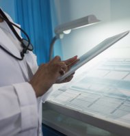 Una doctora utiliza un dispositivo digital en el hospital (Imagen de archivo)