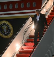 El presidente Donald Trump desembarca del Air Force One a su llegada a la Base Conjunta Andrews, Maryland, el 9 de julio de 2026.