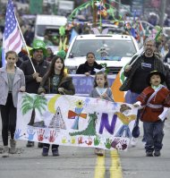 Imagen de hispanos con un cartel de 'latinx'