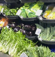 Un supermercado con productos verdes refrigerados (Archivos)