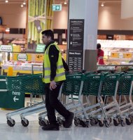 Trabajador en un supermercado (Imagen)