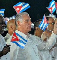 Miguel Díaz-Canel (derecha), y el presidente del Parlamento, Esteban Lazo, ondean banderas de papel durante la celebración del 73.º aniversario del asalto guerrillero al Cuartel Moncada