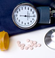 Medicamentos para la presión arterial, brazalete y estetoscopio.