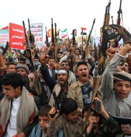 Partidarios yemeníes armados del movimiento hutí, respaldado por Irán, esgrimen sus armas durante una protesta contra lo que, según el grupo, son restricciones impuestas por la coalición liderada por Arabia Saudí en las zonas de Yemen controladas por los hutíes, en Saná, el 17 de julio de 2026. Los hutíes de Yemen advirtieron el 16 de julio que atacarán las instalaciones petroleras y otras infraestructuras de Arabia Saudí si se recrudece el conflicto entre ambas partes, días después de que fuera bombardeado el aeropuerto de Saná, la capital controlada por los rebeldes.