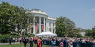 Joe y Jill Biden pasean junto a activistas trans bajo la bandera LGBT en la Casa Blanca